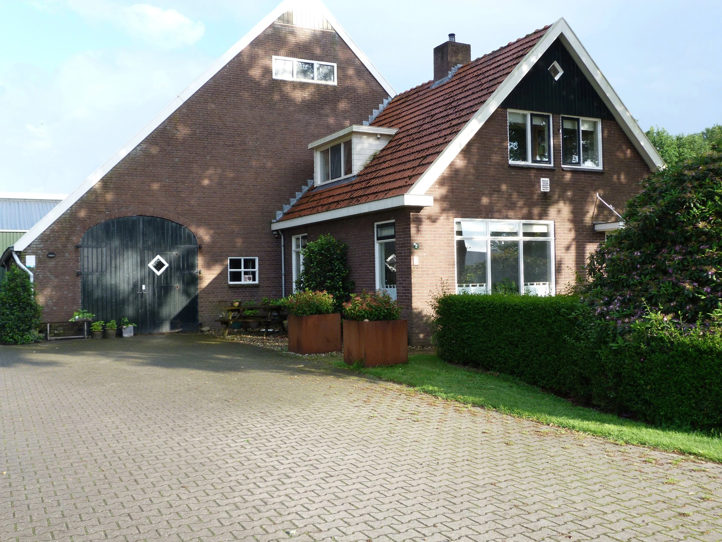 De boerderij met de grote staldeuren