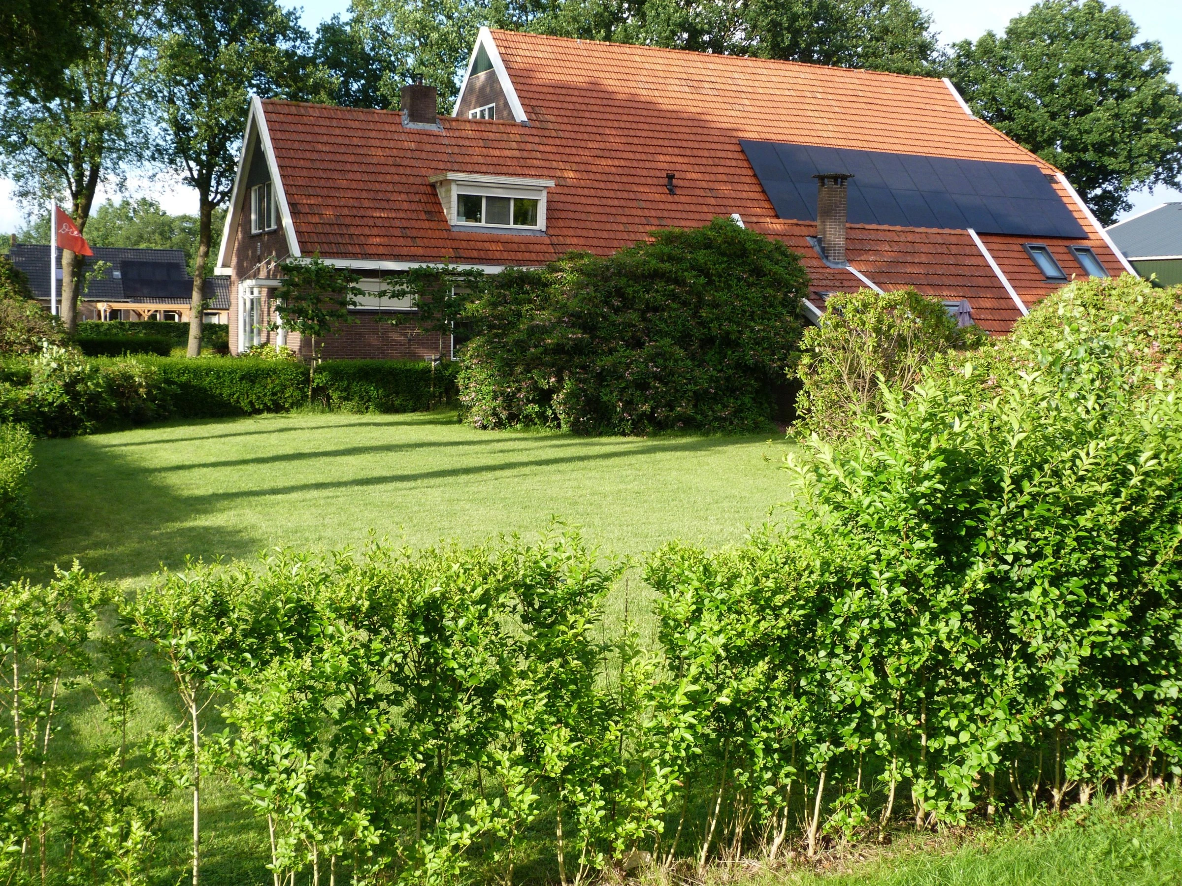 De boerderij gezien vanuit de tuin