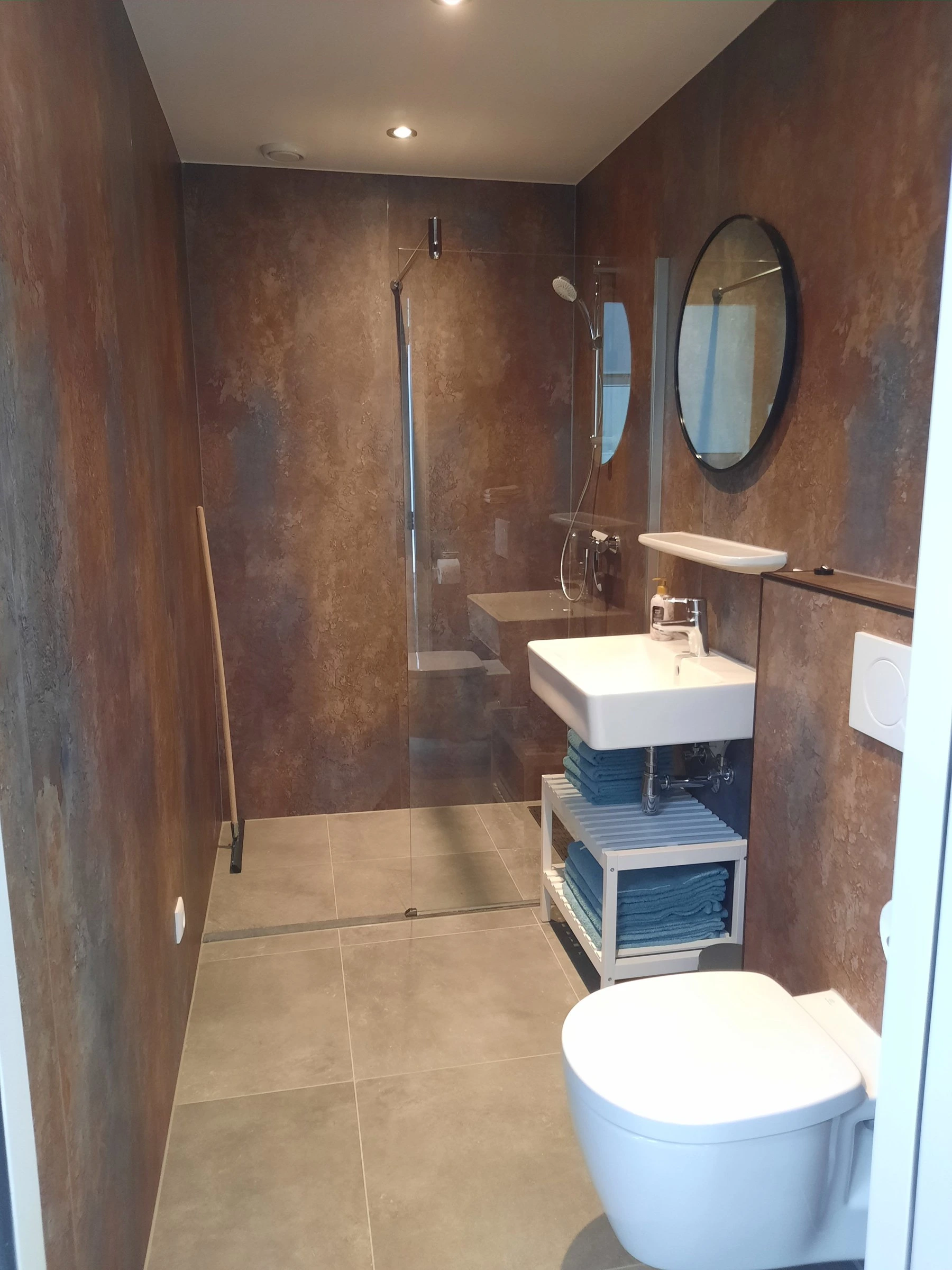 Badkamer met inloopdouche en toilet