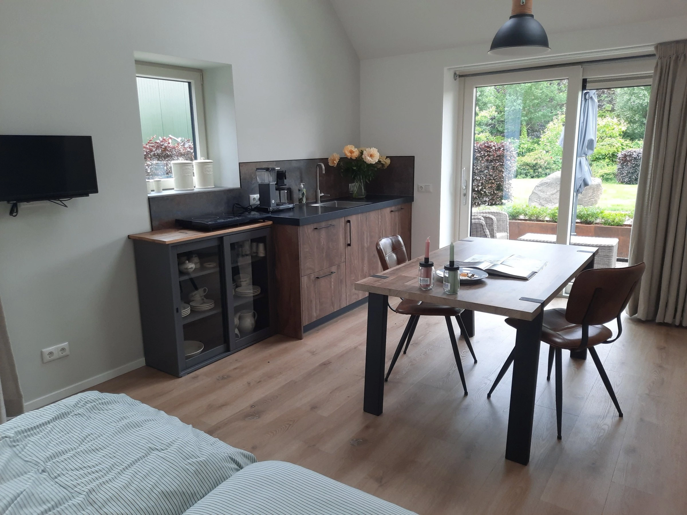Keuken met eettafel en tuindeuren